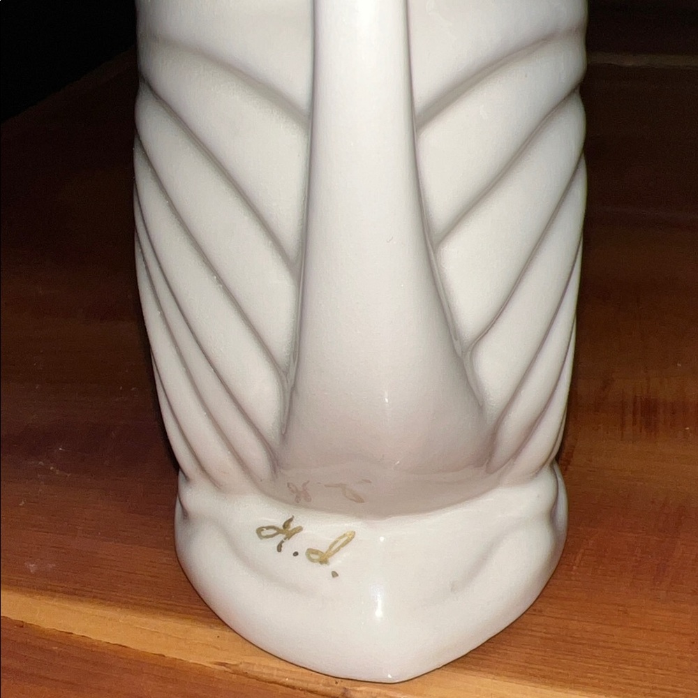 Vintage Elegant White and Gold Swan Art Deco Vase - Picture 4 of 7